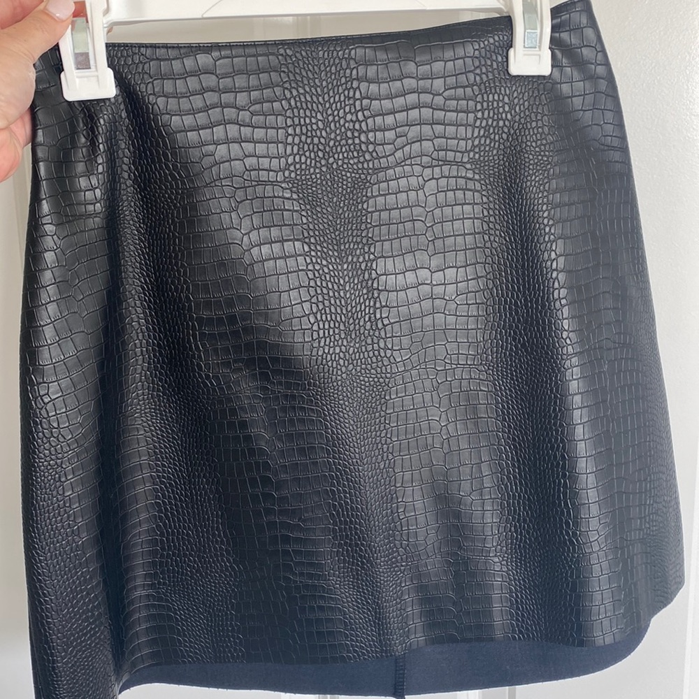 Snakeskin mini skirt from Express. Size 6. Stretchy and comfy!
